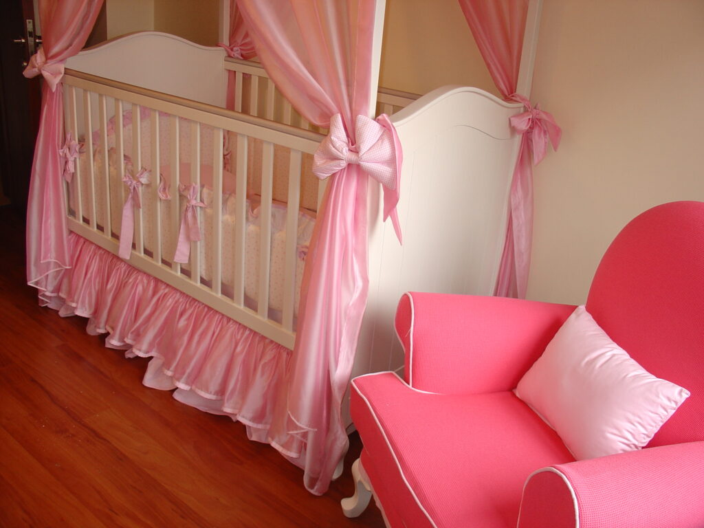 Pembe klasik bebek odası…